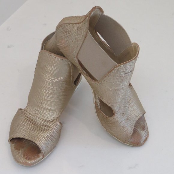 INGLEDEWS-METALLIC GOLD PEEP TOE SANDALS - Picture 2 of 14